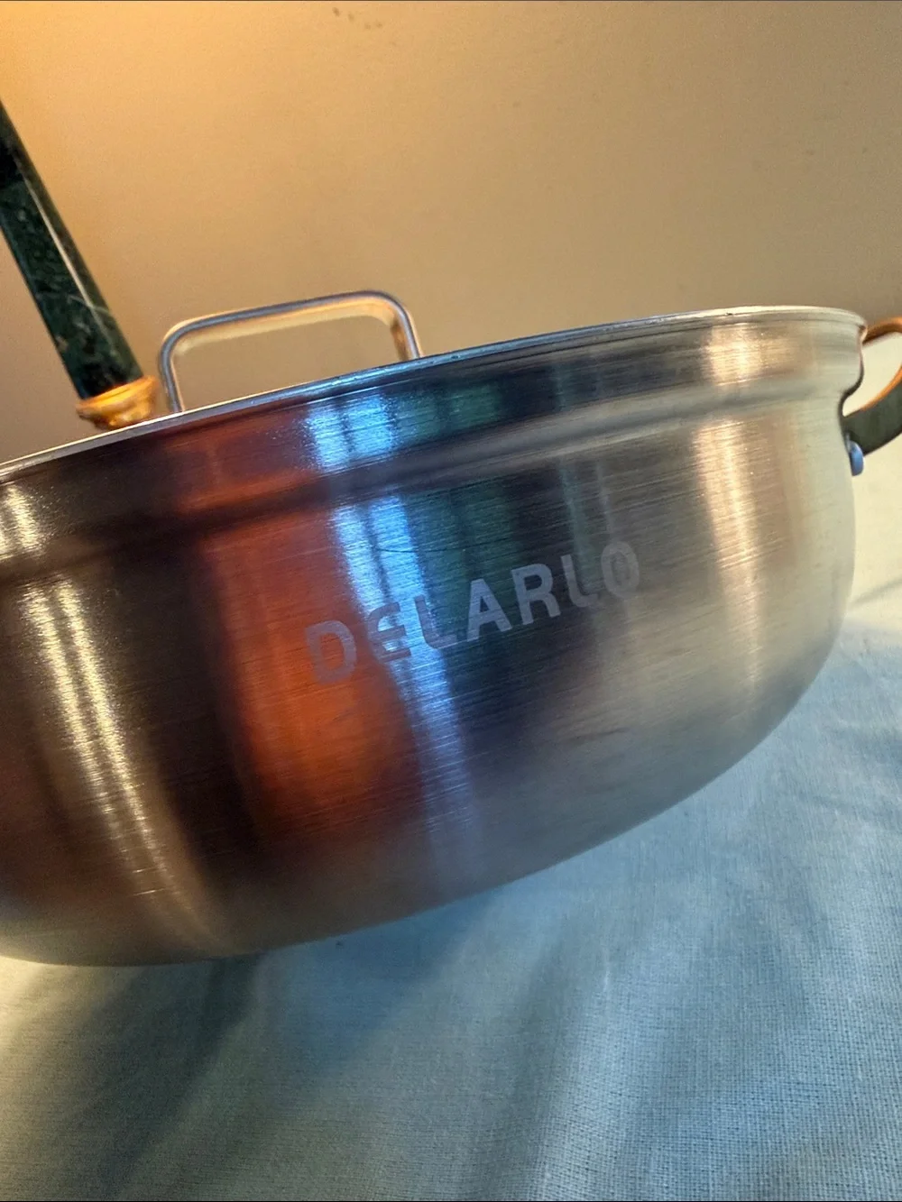 DELARLO Stainless Steel Covered Serving Pan with Gold-Tone Handles